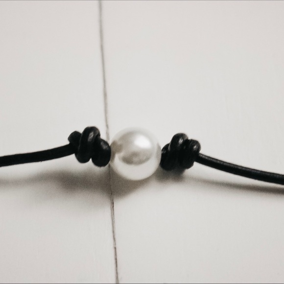 Single Pearl Chocker Black Chord - Picture 2 of 4